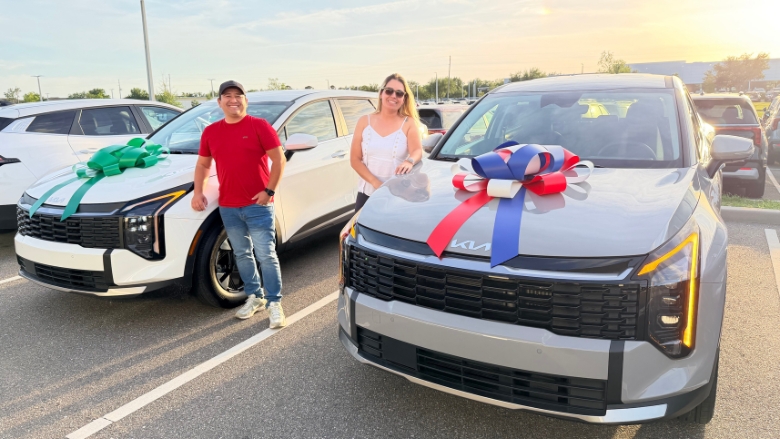 Casal brasileiro recebendo carro zero Kia novo nos EUA